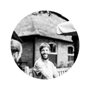 Deelnemer bij opleiding familieopstellingen in Utrecht buiten in gesprek